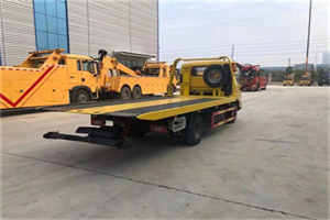 带岭非事故拖车